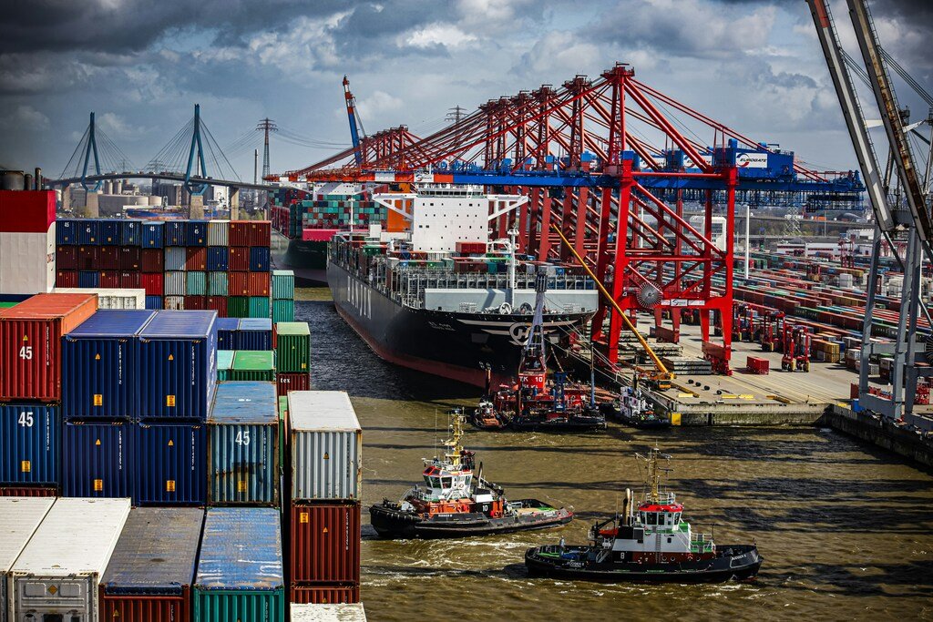 Container port handling export cargo